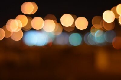 A blurry image of lights in the dark.